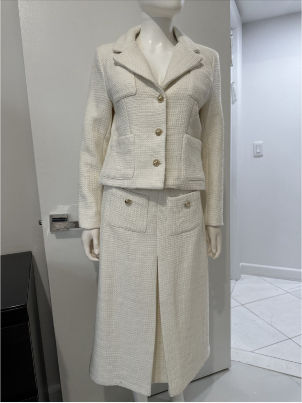 Women Skirt Suit Ivory Size Medium Gold Bottom 2 Piece Jacket - Picture 1 of 16